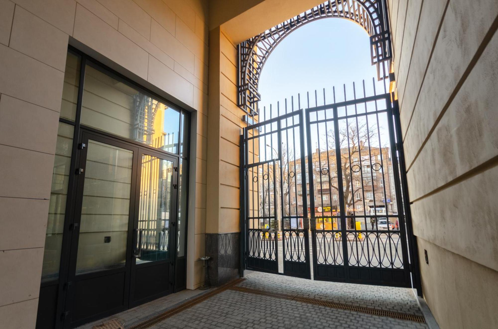 Petrovdom 166-3B In Beautiful Apartments In Rc "Yaroslaviv Grad" 키예프 외부 사진